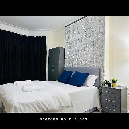 2 Bedroom Double Bed In East London Bagian luar foto