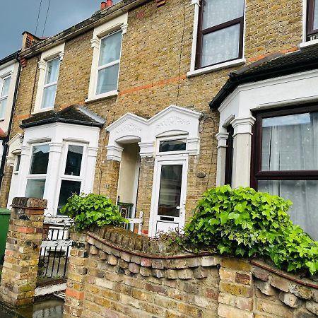 2 Bedroom Double Bed In East London Bagian luar foto
