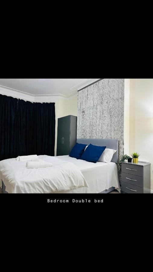 2 Bedroom Double Bed In East London Bagian luar foto