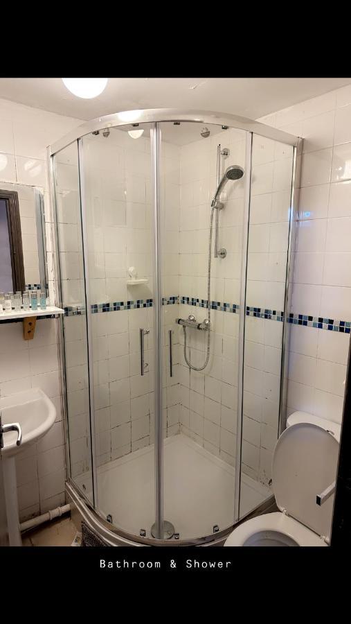 2 Bedroom Double Bed In East London Bagian luar foto