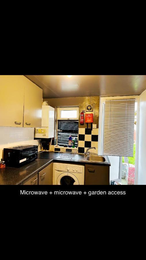 2 Bedroom Double Bed In East London Bagian luar foto