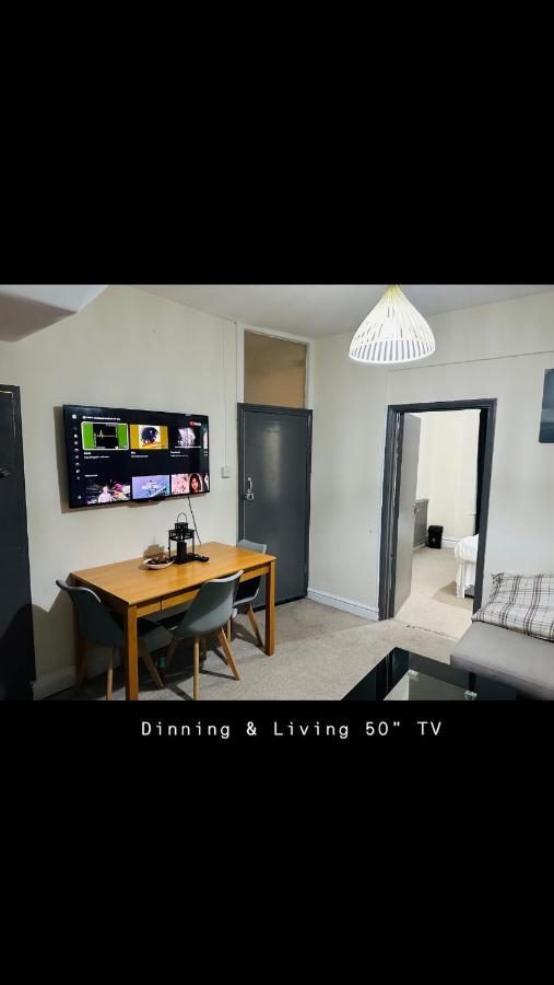 2 Bedroom Double Bed In East London Bagian luar foto